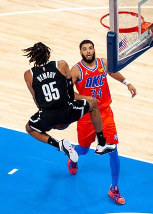 OKLAHOMA CITY, OK - NOVEMBER 14: Brooklyn Nets DeAndreÕ Bembry (95) goes up for a dunk while Oklahoma City Thunder Kenrich Williams (34) looks on on November 14, 2021, at the Paycom Center in Oklahoma City, Oklahoma. (Photo by Torrey Purvey Icon Sportswire) NBA, Basketball Herren, USA NOV 14 Nets at Thunder Icon190721030835