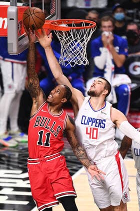 LOS ANGELES, CA - NOVEMBER 14: Chicago Bulls Forward DeMar DeRozan (11) shot is blocked by Los Angeles Clippers Center Ivica Zubac (40) during a NBA, Basketball Herren, USA game between the Chicago Bulls and the Los Angeles Clippers on November 14, 2021 at STAPLES Center in Los Angeles, CA. (Photo by Brian Rothmuller Icon Sportswire) NBA: NOV 14 Bulls at Clippers Icon211114001