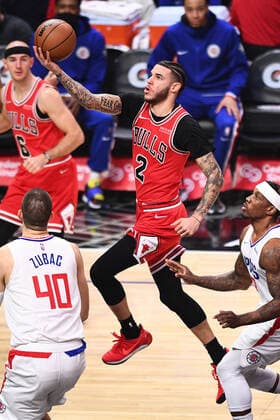 LOS ANGELES, CA - NOVEMBER 14: Chicago Bulls Guard Lonzo Ball (2) shoots a layup during a NBA, Basketball Herren, USA game between the Chicago Bulls and the Los Angeles Clippers on November 14, 2021 at STAPLES Center in Los Angeles, CA. (Photo by Brian Rothmuller Icon Sportswire) NBA: NOV 14 Bulls at Clippers Icon211114002