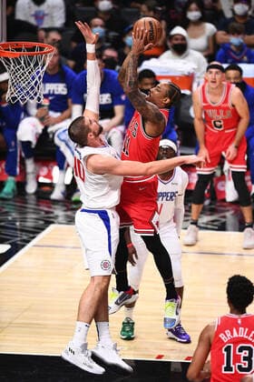 LOS ANGELES, CA - NOVEMBER 14: Chicago Bulls Forward DeMar DeRozan (11) shoots over Los Angeles Clippers Center Ivica Zubac (40) during a NBA, Basketball Herren, USA game between the Chicago Bulls and the Los Angeles Clippers on November 14, 2021 at STAPLES Center in Los Angeles, CA. (Photo by Brian Rothmuller Icon Sportswire) NBA: NOV 14 Bulls at Clippers Icon211114004