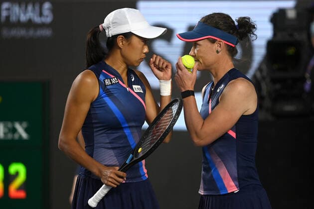 (211115) -- GUADALAJARA, Nov. 15, 2021 -- Zhang Shuai (L) of China and Samantha Stosur of Australia talk during their women s doubles round of 16 match against Shuko Aoyama and Ena Shibahara of Japan at the AKRON WTA, Tennis Damen Finals in Guadalajara, Mexico, on Nov. 14, 2021. (Photo by Regina Cortina Xinhua) (SP)MEXICO-GUADALAJARA-TENNIS-WTA FINALS-DOUBLES XinxYuewei 