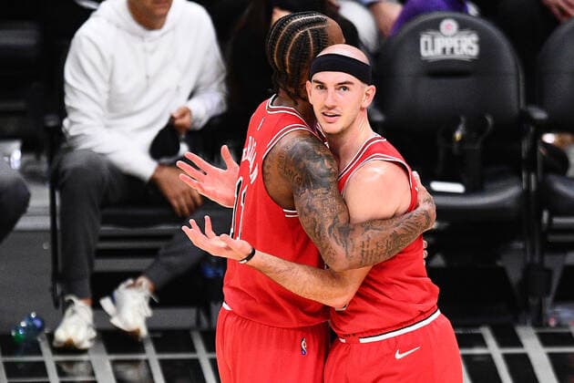 LOS ANGELES, CA - NOVEMBER 14: Chicago Bulls Forward DeMar DeRozan (11) hugs Chicago Bulls Guard Alex Caruso (6) after he missed a layup during a NBA, Basketball Herren, USA game between the Chicago Bulls and the Los Angeles Clippers on November 14, 2021 at STAPLES Center in Los Angeles, CA. (Photo by Brian Rothmuller Icon Sportswire) NBA: NOV 14 Bulls at Clippers Icon211114014