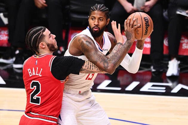 LOS ANGELES, CA - NOVEMBER 14: Chicago Bulls Guard Lonzo Ball (2) guards Los Angeles Clippers Forward Paul George (13) closely during a NBA, Basketball Herren, USA game between the Chicago Bulls and the Los Angeles Clippers on November 14, 2021 at STAPLES Center in Los Angeles, CA. (Photo by Brian Rothmuller Icon Sportswire) NBA: NOV 14 Bulls at Clippers Icon211114023