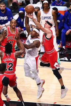 LOS ANGELES, CA - NOVEMBER 14: Los Angeles Clippers Guard Eric Bledsoe (12) shot is blocked by Chicago Bulls Guard Alex Caruso (6) during a NBA, Basketball Herren, USA game between the Chicago Bulls and the Los Angeles Clippers on November 14, 2021 at STAPLES Center in Los Angeles, CA. (Photo by Brian Rothmuller Icon Sportswire) NBA: NOV 14 Bulls at Clippers Icon211114027