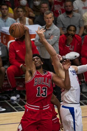 November 14, 2021, Los Angeles, California, USA: Tony Bradley 13 of the Chicago Bulls steals the ball during their NBA, Basketball Herren, USA game with the Los Angeles Clippers on Sunday November 14, 2021 at the Staples Center in Los Angeles, California. Clippers lose to Bulls, 90-100. ARIANA RUIZ PI Los Angeles USA - ZUMAp124 20211114_zaa_p124_005 Copyright: xArianaxRuizx