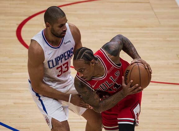 November 14, 2021, Los Angeles, California, USA: Nicolas Batum 33 of the Los Angeles Clippers blocks DeMar DeRozan 11 of the Chicago Bulls during their NBA, Basketball Herren, USA game on Sunday November 14, 2021 at the Staples Center in Los Angeles, California. Clippers lose to Bulls, 90-100. ARIANA RUIZ PI Los Angeles USA - ZUMAp124 20211114_zaa_p124_010 Copyright: xArianaxRuizx