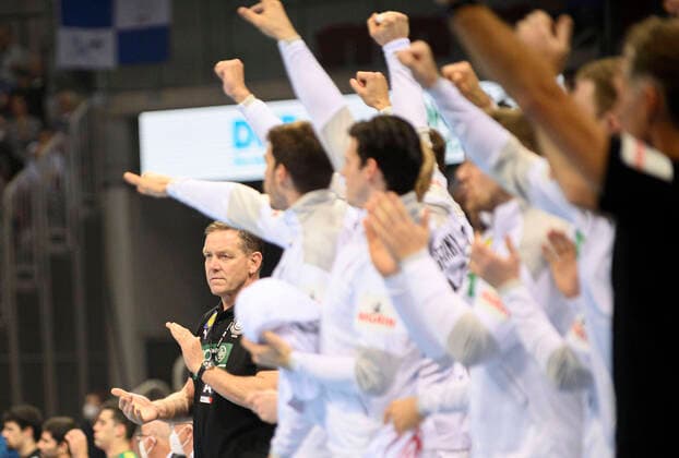 Cheering team GER, l coach national coach Alfred GISLASON GER Day of Handball, mens international match, friendly match, Germany GER Portugal POR 30 32, on 07 11 2021 in Duesseldorf Germany Â