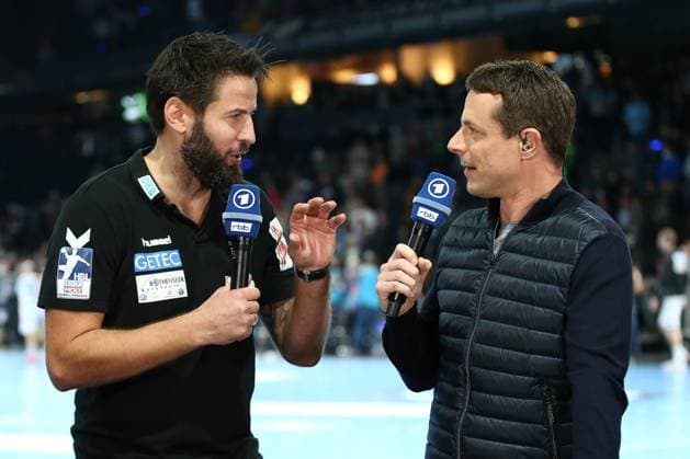 13 11 2021, xgox, handball Liqui Moly HBL, Fuechse Berlin SC Magdeburg emspor, v l Bennet Wiegert Magdeburg, coach and Alexander Bommes ARD presenter in interview after the game Berlin