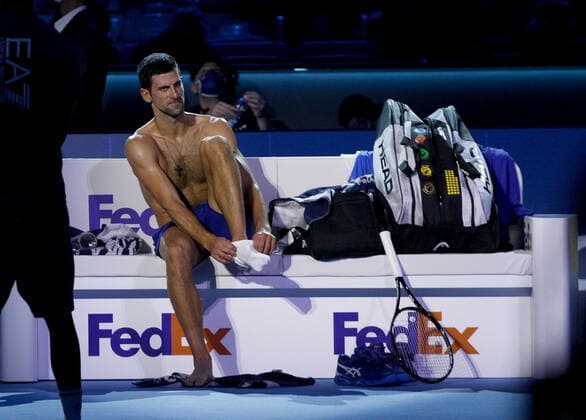 Sport Bilder des Tages Mandatory Credit: Photo by Ella Ling Shutterstock (12603333bu) Novak Djokovic of Serbia changes shirts and socks Nitto ATP, Tennis Herren World Tour Finals, Day 2, Tennis, Pala Alpitour, Turin, Italy - 15 Nov 2021 Nitto ATP World Tour Finals, Day 2, Tennis, Pala Alpitour, Turin, Italy - 15 Nov 2021 Copyright: xEllaxLing Shutterstockx 12603333bu