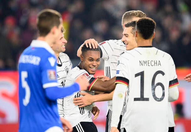 Celebration GER around goal scorer Ridle BAKU GER middle after the goal to 7 0, with f l Thomas MUELLER Müller, GER , Ridle BAKU GER , Florian NEUHAUS GER Football match, World Cup Qualification Group J Matchday 9, Germany GER Liechtenstein LIE 9 0, on 11 11 2021 in Wolfsburg Germany Â