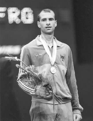 Olympische Spiele 1984 in Los Angeles. Fechten: Florett Finale der Herren: Siegerehrung: Matthias Behr (BRD) mit der Silbermedaille 02.08.1984. *** Olympic Games 1984 in Los Angeles Fencing foil final of the men award ceremony Matthias Behr BRD with the silver medal 02 08 1984 HM