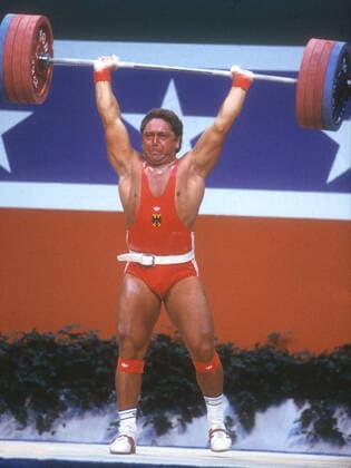 Olympische Spiele 1984 in Los Angeles.Gewichtheben: 1. Schwergewicht -100Kg : Rolf Milser (BRD Gold) Aktion. 06.08.1984. *** Olympic Games 1984 in Los Angeles Weightlifting 1 Heavyweight 100Kg Rolf Milser BRD Gold Action 06 08 1984 HM