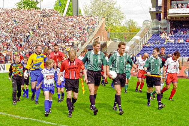 Aus 2. BL Saison 1998 1999 Hannover 96 (Rot) gegen Fortuna Köln 3:3 am 02.05.1999 im Niedersachsenstadion. Im Foto: Mannschaften beim Einlauf mit Schiri Burkhard Hufgard sowie mit Assi Michel Cucak und Wolfgang Pfuhl. *** From 2 BL season 1998 1999 Hannover 96 red against Fortuna Cologne 3 3 on 02 05 1999 in the Niedersachsenstadion In the photo teams at the run-in with referee Burkhard Hufgard as well as with Assi Michel Cucak and Wolfgang Pfuhl