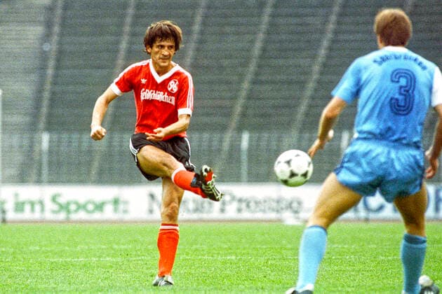 Aus 1. BL Saison 1985 1986 Hannover 96 (Rot) gegen den 1. FC SaarbrâˆöÂºcken 2:0 am 21.09.1095 im Niedersachsenstadion. Im Foto: Am Ball Han96 Spieler Miroslav Vjetrovic li. gegen Zbiniew Kruszynski 3. *** From 1 BL season 1985 1986 Hannover 96 red against 1 FC SaarbrâˆöÂºcken 2 0 on 21 09 1095 in Niedersachsenstadion In the photo On the ball Han96 player Miroslav Vjetrovic li against Zbiniew Kruszynski 3