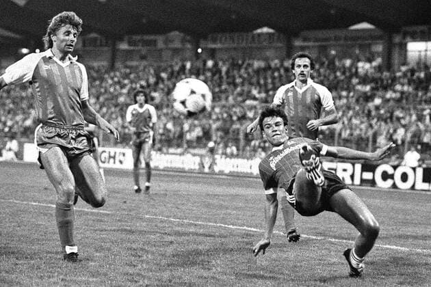 Aus. 2. BL Saison 1984 1985 Hannover 96 gegen den SC Freiburg 0:0 am 28.08.1984 im Niedersachsenstadion. Im Foto: Am Ball Han96 Spieler Maximilian Heidenreich. *** From 2 BL season 1984 1985 Hannover 96 against SC Freiburg 0 0 on 28 08 1984 in the Niedersachsenstadion In the photo On the ball Han96 player Maximilian Heidenreich