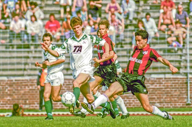 Aus einem des ersten Fussball-Freundschaftsspieles nach âˆönffnung der DDR Grenze am 21.07.1990 Hannover 96 (Rot) gegen GrâˆöÂºn-Weiâˆöü Leipzig 5:2 im Niedersachsenstadion zu Hannover. Im Foto: Am Ball Han96 Spieler Nabil Maaloul - und hi. Martin Groth *** From one of the first football friendly match after âˆönnung of the GDR border on 21 07 1990 Hannover 96 Red against GrâˆöÂºn Weiâˆöü Leipzig 5 2 in the Niedersachsenstadion to Hannover In the photo On the ball Han96 player Nabil Maaloul and hi Martin Groth