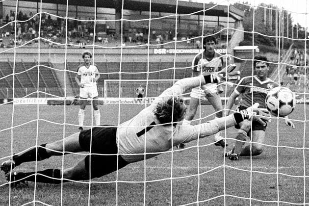 Aus DFB Pokal 1. Runde Saison 1985 1986 Hannover 96 (Rot) gegen SC Freiburg 3:1 am 24.08.1985 im Niedersachsenstadion. Im Foto: Han96 Spieler Wayne Thomas schiesst zum 3:1 ein gegen SC TW Siegfried GrâˆöÂºninger. *** From DFB Cup 1 round season 1985 1986 Hannover 96 red against SC Freiburg 3 1 on 24 08 1985 in the Niedersachsenstadion In the photo Han96 player Wayne Thomas shoots to 3 1 against SC TW Siegfried GrâˆöÂºninger