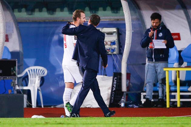 Fußball, WM Quali, San Marino - England San Marino v England 2022 FIFA World Cup, WM, Weltmeisterschaft, Fussball Qualifiers Harry Kane of England is congratulated by England Manager Gareth Southgate as he leaves the match during the 2022 FIFA World Cup Qualifiers Group I match at Stadio Olimpico di Serravalle, Serravalle Content Not Available For UK Newspapers Copyright: xPaulxChestertonx FIL-16117-0095