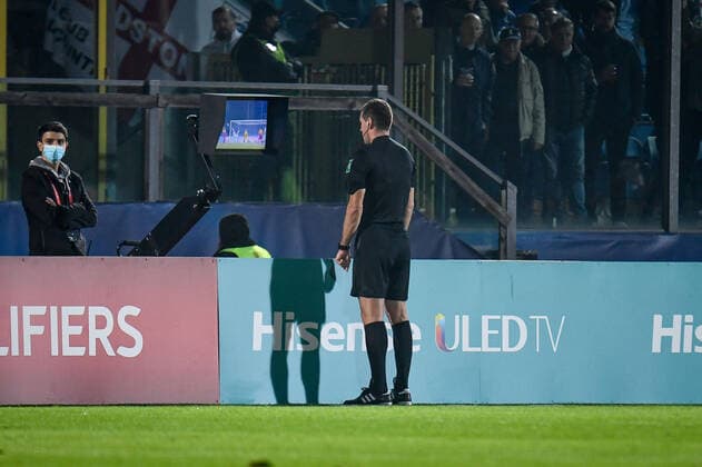 Fußball, WM Quali, San Marino - England November 15, 2021, San Marino, Republic of San Marino: The referee of the match Rade Obrenovic at the VAR during the FIFA World Cup, WM, Weltmeisterschaft, Fussball Qatar 2022 World Cup qualifiers - San Marino vs England at the San Marino Stadium in San Marino, Republic of San Marino, 15 November 2021.ANSA ETTORE GRIFFONI San Marino Republic of San Marino - ZUMAa110 20211115_zaf_a110_075 Copyright: xEttorexGriffonix
