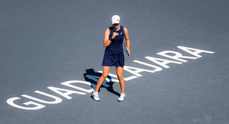 November 15, 2021, GUADALAJARA, MEXICO: Iga Swiatek of Poland in action during the third round robin match at the 2021 Akron WTA, Tennis Damen Finals Guadalajara WTA tennis tournament against Paula Badosa of Spain GUADALAJARA MEXICO - ZUMAa181 20211115_zaa_a181_026 Copyright: xRobxPrangex