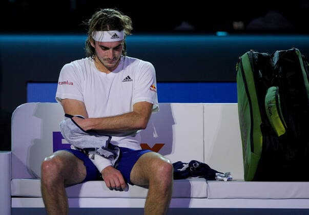 Mandatory Credit: Photo by Ella Ling Shutterstock (12603333dc) Stefanos Tsitsipas of Greece feels his elbow Nitto ATP, Tennis Herren World Tour Finals, Day 2, Tennis, Pala Alpitour, Turin, Italy - 15 Nov 2021 Nitto ATP World Tour Finals, Day 2, Tennis, Pala Alpitour, Turin, Italy - 15 Nov 2021 Copyright: xEllaxLing Shutterstockx 12603333dc