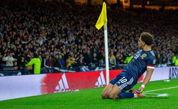 15th November 2021; Hampden Park, Glasgow, Scotland, FIFA World Cup, WM, Weltmeisterschaft, Fussball 2022 qualification football, Scotland versus Denmark; Che Adams of Scotland celebrates after he makes it 2-0 in the 86th minute  ActionPlus12339742 VagelisxGeorgariou
