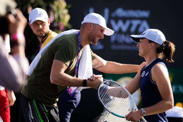 Mandatory Credit: Photo by Rob Prange Shutterstock (12596813ap) Iga Swiatek of Poland celebrates with her team after the third round robin match at the 2021 Akron WTA, Tennis Damen Finals Guadalajara WTA tennis tournament Akron WTA Finals, Day 6, Tennis, Panamerican Tennis Center Guadalajara, Mexico - 15 Nov 2021 Akron WTA Finals, Day 6, Tennis, Panamerican Tennis Center Guadalajara, Mexico - 15 Nov 2021  Copyright: xRobxPrange Shutterstockx 12596813ap