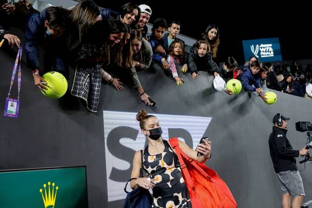 Greek tennis player Maria Sakkari signs autographs after her win against Belarusian Aryna Sabalenka, during a match at the AKRON WTA, Tennis Damen Finals tournament in Guadalajara, Mexico, 15 November 2021. AKRON WTA Finals of Guadalajara !ACHTUNG: NUR REDAKTIONELLE NUTZUNG!  Copyright: xFranciscoxGuascox AME7714 20211116-0b6a3835917c6e708142a07ad56af11b9929b71e