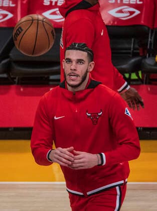 November 15, 2021, Los Angeles, California, USA: Lonzo Ball 2 of the Chicago Bulls during warmups prior to their regular season NBA, Basketball Herren, USA game with the Los Angeles Lakers on Monday November 15, 2021 at the Staples Center in Los Angeles, California. Lakers lose to the Bulls, 121-103. PI Los Angeles USA - ZUMAp124 20211115_zaa_p124_002 Copyright: xJAVIERxROJASx