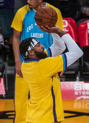 November 15, 2021, Los Angeles, California, USA: Anthony Davis 3 of the Los Angeles Lakers during warmups prior to their regular season NBA, Basketball Herren, USA game with the Chicago Bulls on Monday November 15, 2021 at the Staples Center in Los Angeles, California. Lakers lose to the Bulls, 121-103. PI Los Angeles USA - ZUMAp124 20211115_zaa_p124_005 Copyright: xJAVIERxROJASx