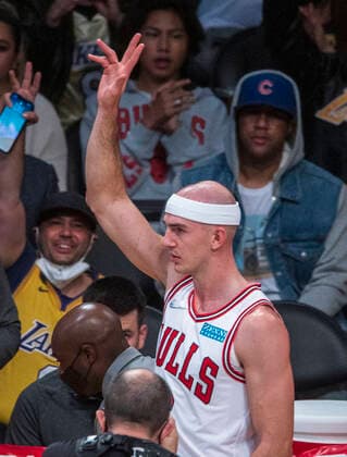 November 15, 2021, Los Angeles, California, USA: Alex Caruso 6 of the Chicago Bulls acknowledges the crowd after tape was shown of him as a Los Angeles Laker champion during their regular season NBA, Basketball Herren, USA game with the Los Angeles Lakers on Monday November 15, 2021 at the Staples Center in Los Angeles, California. Lakers lose to the Bulls, 121-103. PI Los Angeles USA - ZUMAp124 20211115_zaa_p124_006 Copyright: xJAVIERxROJASx