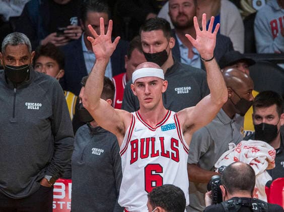November 15, 2021, Los Angeles, California, USA: Alex Caruso 6 of the Chicago Bulls acknowledges the crowd after tape was shown of him as a Los Angeles Laker champion during their regular season NBA, Basketball Herren, USA game with the Los Angeles Lakers on Monday November 15, 2021 at the Staples Center in Los Angeles, California. Lakers lose to the Bulls, 121-103. PI Los Angeles USA - ZUMAp124 20211115_zaa_p124_007 Copyright: xJAVIERxROJASx