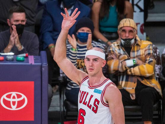 November 15, 2021, Los Angeles, California, USA: Alex Caruso 6 of the Chicago Bulls acknowledges the crowd after tape was shown of him as a Los Angeles Laker champion during their regular season NBA, Basketball Herren, USA game with the Los Angeles Lakers on Monday November 15, 2021 at the Staples Center in Los Angeles, California. Lakers lose to the Bulls, 121-103. PI Los Angeles USA - ZUMAp124 20211115_zaa_p124_008 Copyright: xJAVIERxROJASx