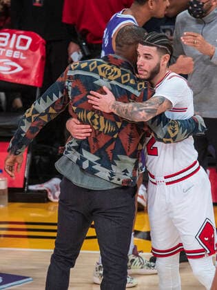 November 15, 2021, Los Angeles, California, USA: LeBron James 6 of the Los Angeles Lakers hugs Lonzo Ball 2 of the Chicago Bulls during their regular season NBA, Basketball Herren, USA game on Monday November 15, 2021 at the Staples Center in Los Angeles, California. Lakers lose to the Bulls, 121-103. PI Los Angeles USA - ZUMAp124 20211115_zaa_p124_009 Copyright: xJAVIERxROJASx