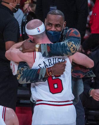 November 15, 2021, Los Angeles, California, USA: LeBron James 6 of the Los Angeles Lakers hugs former laker and current Chicago Bulls guard Alex Caruso 6 during their regular season NBA, Basketball Herren, USA game on Monday November 15, 2021 at the Staples Center in Los Angeles, California. Lakers lose to the Bulls, 121-103. PI Los Angeles USA - ZUMAp124 20211115_zaa_p124_010 Copyright: xJAVIERxROJASx
