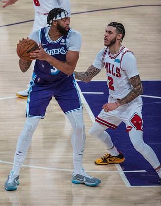November 15, 2021, Los Angeles, California, USA: Anthony Davis 3 of the Los Angeles Lakers is guarded by Lonzo Ball 2 of the Chicago Bulls during their regular season NBA, Basketball Herren, USA game on Monday November 15, 2021 at the Staples Center in Los Angeles, California. Lakers lose to the Bulls, 121-103. PI Los Angeles USA - ZUMAp124 20211115_zaa_p124_012 Copyright: xJAVIERxROJASx