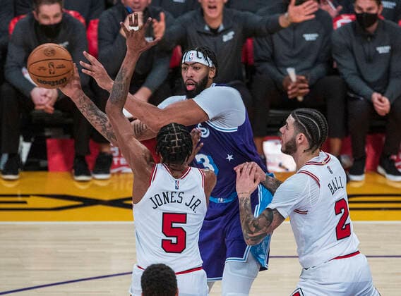 November 15, 2021, Los Angeles, California, USA: Anthony Davis 3 of the Los Angeles Lakers passes the ball past Derrick Jones Jr. 5 and Lonzo Ball 2 of the Chicago Bulls during their regular season NBA, Basketball Herren, USA game on Monday November 15, 2021 at the Staples Center in Los Angeles, California. Lakers lose to the Bulls, 121-103. PI Los Angeles USA - ZUMAp124 20211115_zaa_p124_014 Copyright: xJAVIERxROJASx