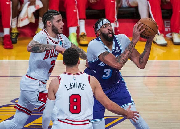 November 15, 2021, Los Angeles, California, USA: Anthony Davis 3 of the Los Angeles Lakers gets rebound during their regular season NBA, Basketball Herren, USA game with the Chicago Bulls on Monday November 15, 2021 at the Staples Center in Los Angeles, California. Lakers lose to the Bulls, 121-103. PI Los Angeles USA - ZUMAp124 20211115_zaa_p124_016 Copyright: xJAVIERxROJASx