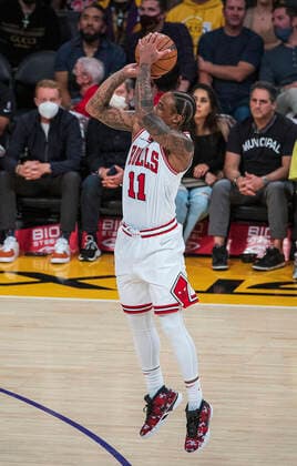November 15, 2021, Los Angeles, California, USA: DeMar DeRozan 11 of the Chicago Bulls puts up a jump shot during their regular season NBA, Basketball Herren, USA game with the Los Angeles Lakers on Monday November 15, 2021 at the Staples Center in Los Angeles, California. Lakers lose to the Bulls, 121-103. PI Los Angeles USA - ZUMAp124 20211115_zaa_p124_019 Copyright: xJAVIERxROJASx