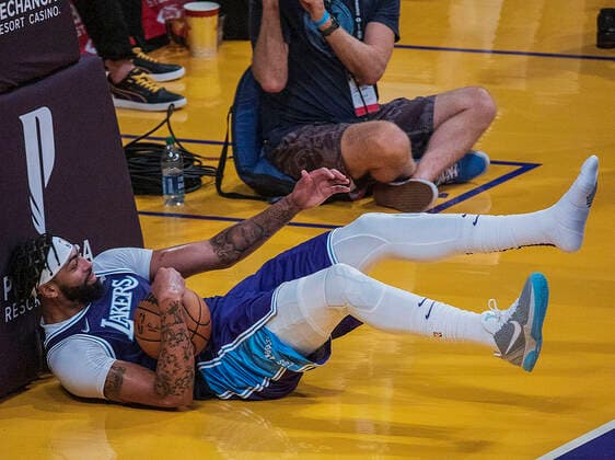 November 15, 2021, Los Angeles, California, USA: Anthony Davis 3 of the Los Angeles Lakers loses his shoe after going down on a foul during their regular season NBA, Basketball Herren, USA game with the Chicago Bulls on Monday November 15, 2021 at the Staples Center in Los Angeles, California. Lakers lose to the Bulls, 121-103. PI Los Angeles USA - ZUMAp124 20211115_zaa_p124_021 Copyright: xJAVIERxROJASx
