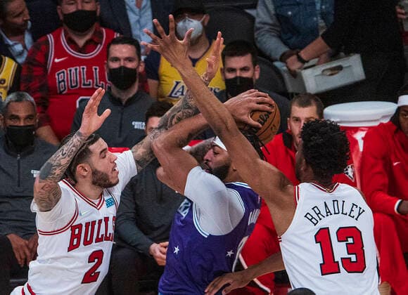 November 15, 2021, Los Angeles, California, USA: Anthony Davis 3 of the Los Angeles Lakers is defended by Lonzo Ball 2 and Tony Bradley 13 of the Chicago Bulls during their regular season NBA, Basketball Herren, USA game on Monday November 15, 2021 at the Staples Center in Los Angeles, California. Lakers lose to the Bulls, 121-103. PI Los Angeles USA - ZUMAp124 20211115_zaa_p124_027 Copyright: xJAVIERxROJASx