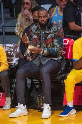 November 15, 2021, Los Angeles, California, USA: LeBron James 6 of the Los Angeles Lakers sits on the bench during their regular season NBA, Basketball Herren, USA game with the Chicago Bulls on Monday November 15, 2021 at the Staples Center in Los Angeles, California. Lakers lose to the Bulls, 121-103. PI Los Angeles USA - ZUMAp124 20211115_zaa_p124_029 Copyright: xJAVIERxROJASx