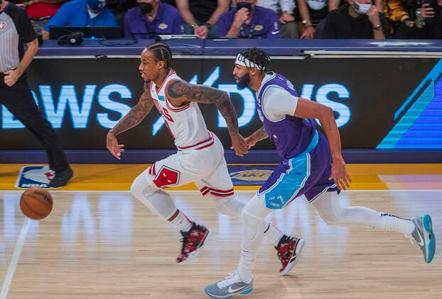 November 15, 2021, Los Angeles, California, USA: Anthony Davis 3 of the Los Angeles Lakers pursues DeMar DeRozan 11 of the Chicago Bulls during their regular season NBA, Basketball Herren, USA game on Monday November 15, 2021 at the Staples Center in Los Angeles, California. Lakers lose to the Bulls, 121-103. PI Los Angeles USA - ZUMAp124 20211115_zaa_p124_030 Copyright: xJAVIERxROJASx