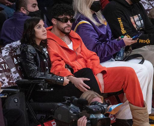 November 15, 2021, Los Angeles, California, USA: Entertainer Bad Bunny and girlfriend Gabriela Berlingeri attends the regular season NBA, Basketball Herren, USA game between Los Angeles Lakers and the Chicago Bulls on Monday November 15, 2021 at the Staples Center in Los Angeles, California. Lakers lose to the Bulls, 121-103. PI Los Angeles USA - ZUMAp124 20211115_zaa_p124_032 Copyright: xJAVIERxROJASx