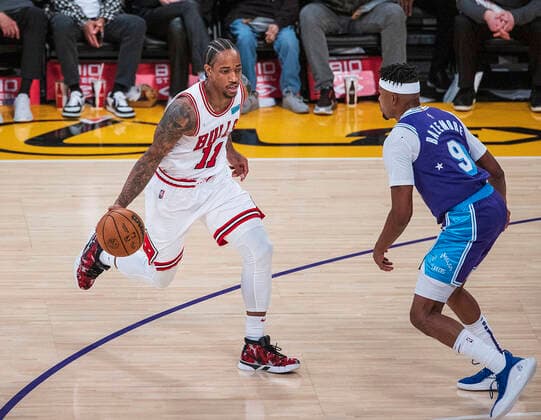 November 15, 2021, Los Angeles, California, USA: DeMar DeRozan 11 of the Chicago Bulls is defended by Kent Bazemore 9 of the Los Angeles Lakers during their regular season NBA, Basketball Herren, USA game on Monday November 15, 2021 at the Staples Center in Los Angeles, California. Lakers lose to the Bulls, 121-103. PI Los Angeles USA - ZUMAp124 20211115_zaa_p124_042 Copyright: xJAVIERxROJASx