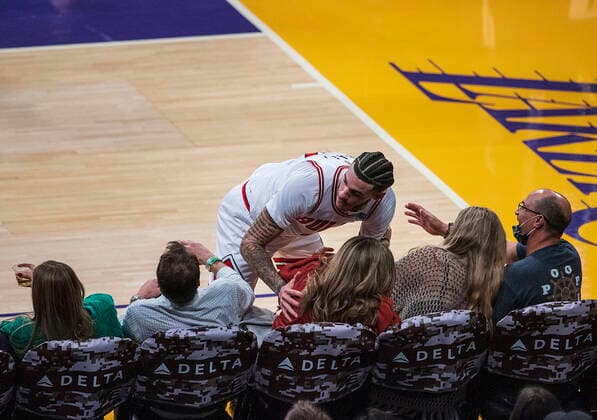 November 15, 2021, Los Angeles, California, USA: Lonzo Ball 2 of the Chicago Bulls almost falls on fans during their regular season NBA, Basketball Herren, USA game with the Los Angeles Lakers on Monday November 15, 2021 at the Staples Center in Los Angeles, California. Lakers lose to the Bulls, 121-103. PI Los Angeles USA - ZUMAp124 20211115_zaa_p124_043 Copyright: xJAVIERxROJASx
