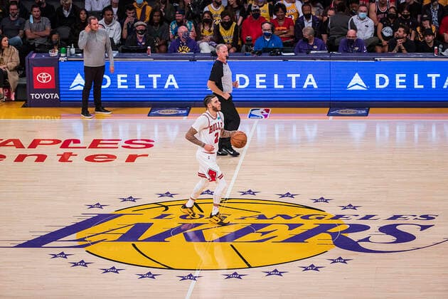 November 15, 2021, Los Angeles, California, USA: Lonzo Ball 2 of the Chicago Bulls with the ball during their regular season NBA, Basketball Herren, USA game with the Los Angeles Lakers on Monday November 15, 2021 at the Staples Center in Los Angeles, California. Lakers lose to the Bulls, 121-103. PI Los Angeles USA - ZUMAp124 20211115_zaa_p124_045 Copyright: xJAVIERxROJASx
