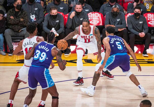 November 15, 2021, Los Angeles, California, USA: DeMar DeRozan 11 of the Chicago Bulls is defended by the Los Angeles Lakers defenders during their regular season NBA, Basketball Herren, USA game on Monday November 15, 2021 at the Staples Center in Los Angeles, California. Lakers lose to the Bulls, 121-103. PI Los Angeles USA - ZUMAp124 20211115_zaa_p124_047 Copyright: xJAVIERxROJASx