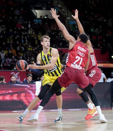 16 11 2021, Euroleague FC Bayern Basketball vs Fenerbahce Istanbul, sports, pictured Jan Vesely Fenerbahce vs Augustine Rubit FCB Basketball.