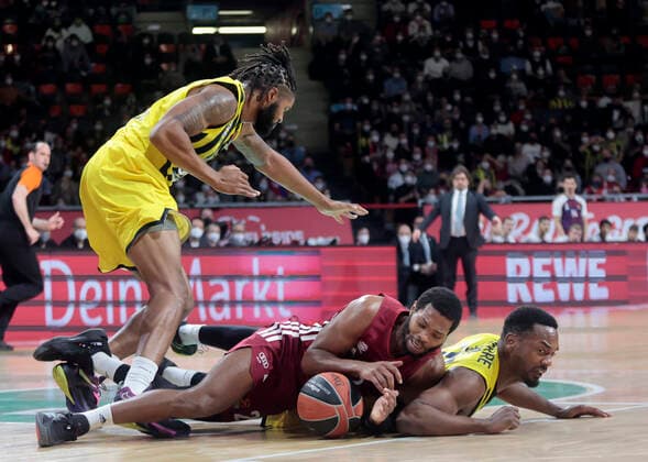 16 11 2021, Euroleague FC Bayern Basketball vs Fenerbahce Istanbul, sports, pictured Devin Booker Fenerbahce , Corey Walden FCB Basketball and Pierria Henry Fenerbahce.